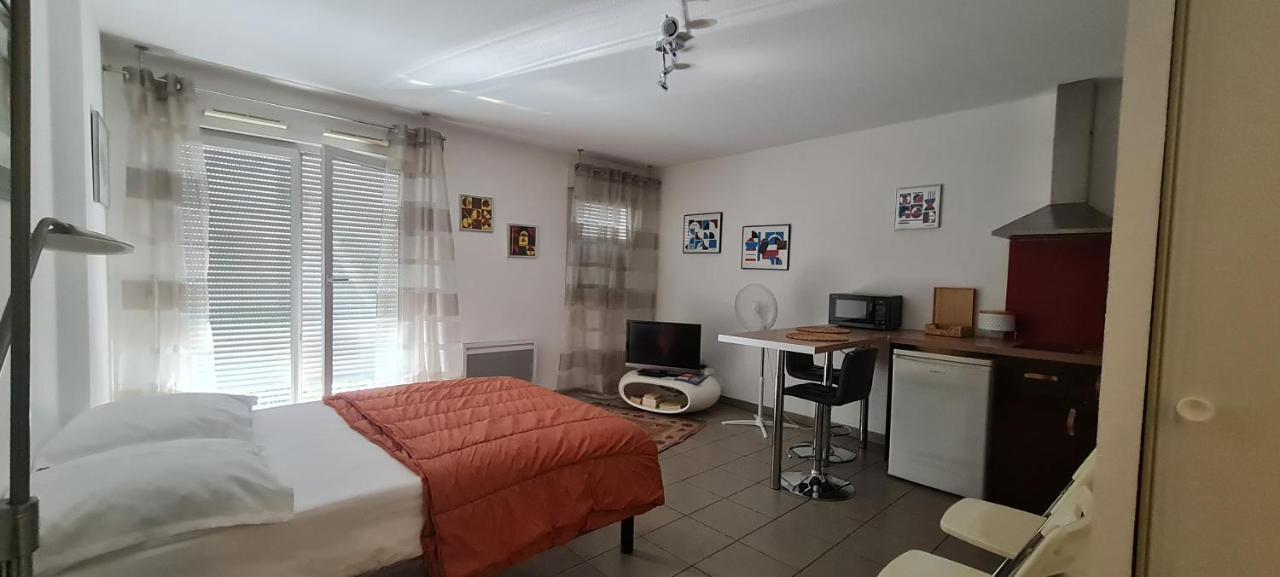 Appartement Beau studio tout confort au calme avec parking . à Villeurbanne Extérieur photo